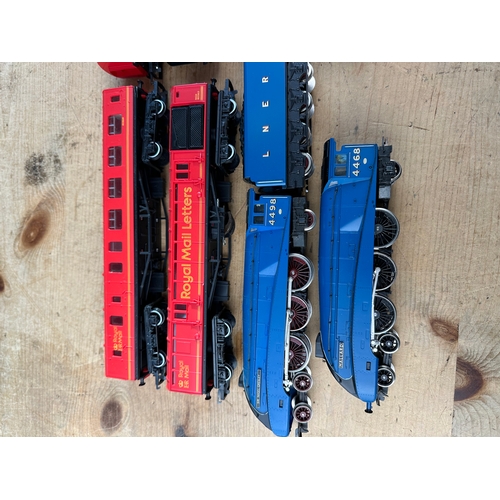 185 - Hornby 00 Gauge Mallard, Sir Nigel Gresley, Royal Mail & Passenger Carriages