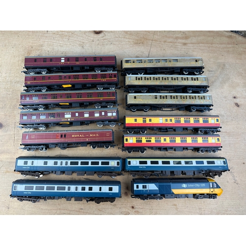 186 - Hornby 00 Gauge Intercity 125 & Quantity of Passenger Carriages