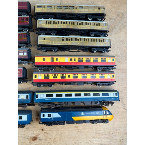 186 - Hornby 00 Gauge Intercity 125 & Quantity of Passenger Carriages