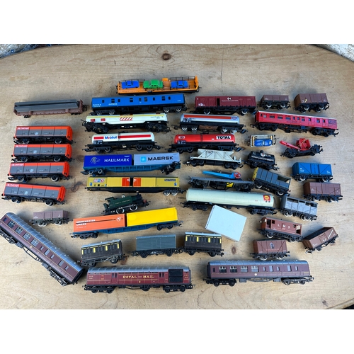 188 - Hornby 00 Gauge Carriages & Rolling Stock