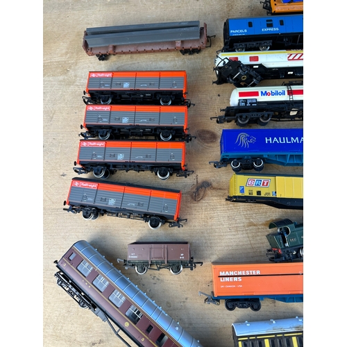 188 - Hornby 00 Gauge Carriages & Rolling Stock