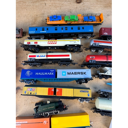 188 - Hornby 00 Gauge Carriages & Rolling Stock