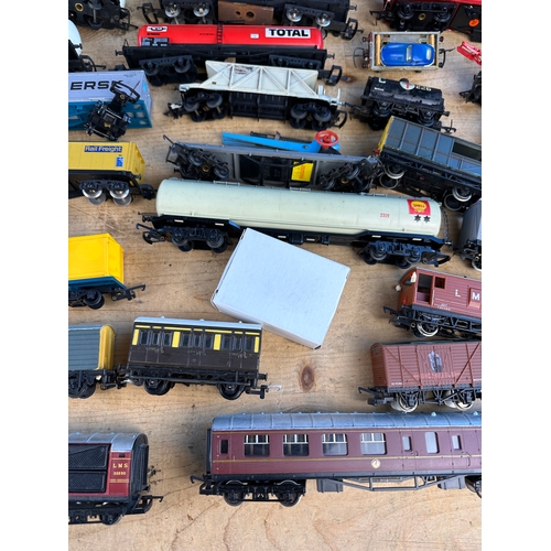 188 - Hornby 00 Gauge Carriages & Rolling Stock