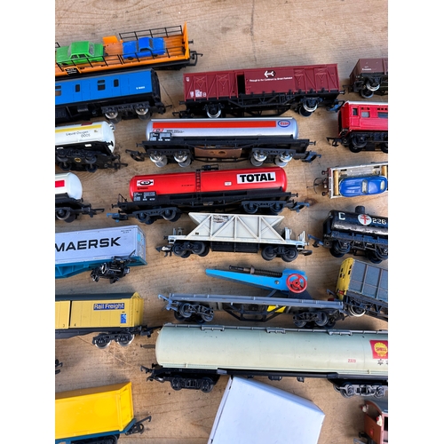 188 - Hornby 00 Gauge Carriages & Rolling Stock