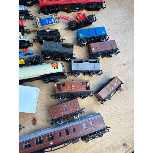 188 - Hornby 00 Gauge Carriages & Rolling Stock