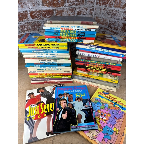 423 - Large Quantity of Vintage Annuals