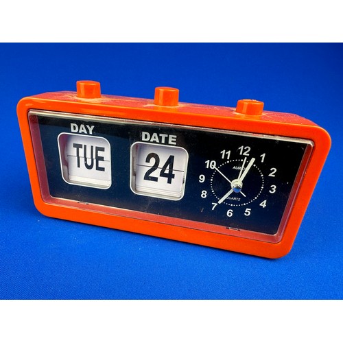 237 - Retro Style Calendar Clock