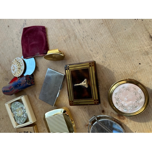 240 - Quantity of Vintage & Later Compacts including Stratton