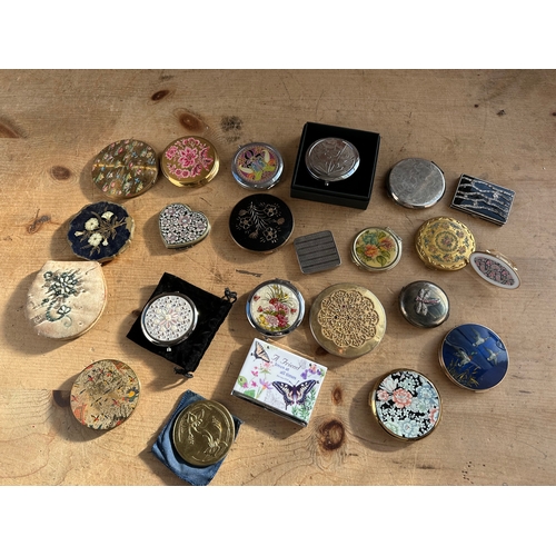 241 - Quantity of Vintage & Later Compacts including Stratton