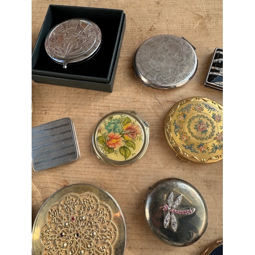 241 - Quantity of Vintage & Later Compacts including Stratton