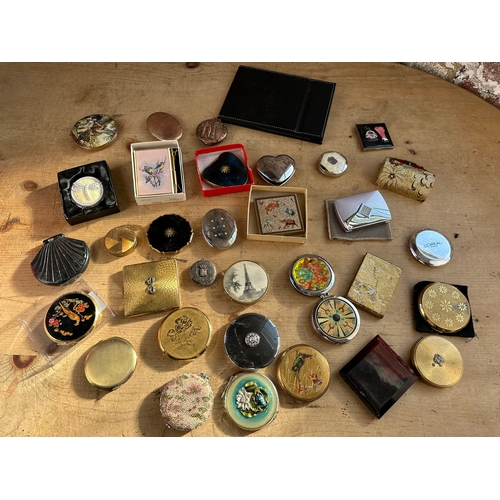 242 - Quantity of Vintage & Later Compacts including Stratton