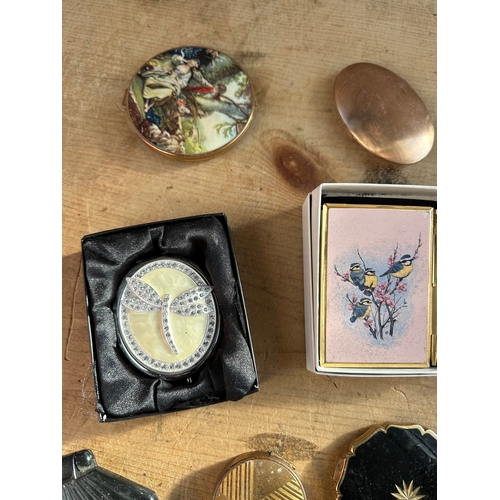 242 - Quantity of Vintage & Later Compacts including Stratton