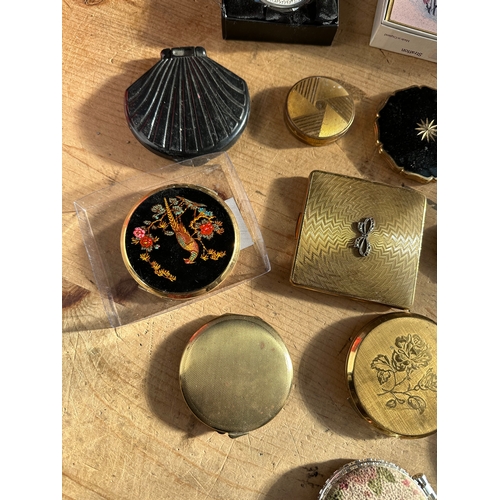 242 - Quantity of Vintage & Later Compacts including Stratton