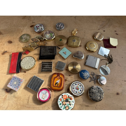 243 - Quantity of Vintage & Later Compacts including Stratton