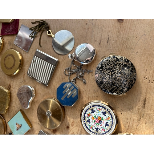 243 - Quantity of Vintage & Later Compacts including Stratton