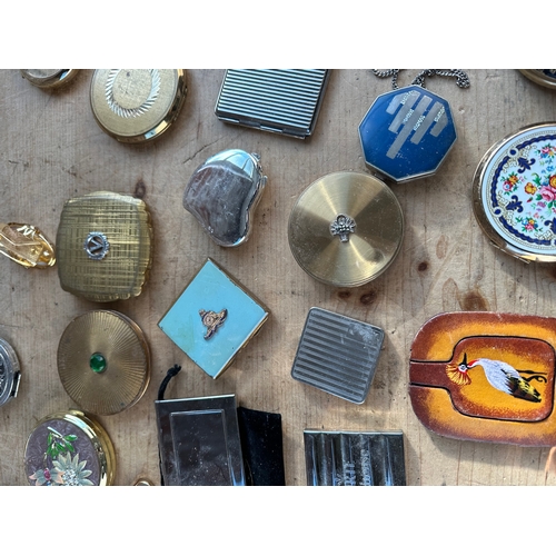 243 - Quantity of Vintage & Later Compacts including Stratton