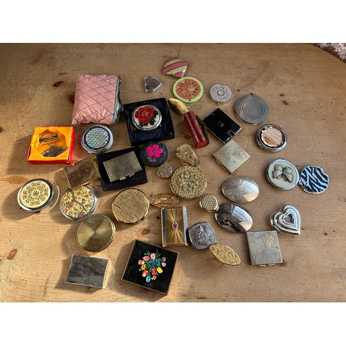 244 - Quantity of Vintage & Later Compacts including Stratton