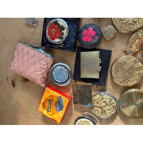 244 - Quantity of Vintage & Later Compacts including Stratton