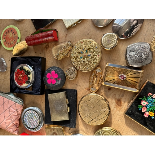 244 - Quantity of Vintage & Later Compacts including Stratton