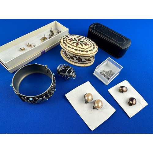 334 - Group of Vintage Jewellery Items & Trinket Box