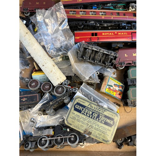98 - 00 Gauge Model Train Items including Engines & Rolling Stock