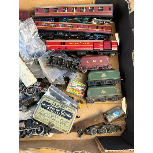 98 - 00 Gauge Model Train Items including Engines & Rolling Stock