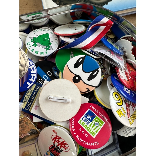 314 - Tin of Vintage Pin Badges & Beano Items