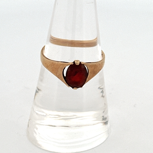 55 - 9ct Gold & Garnet Ring 1.66g Size P