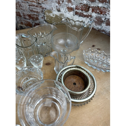 537 - Box of Vintage Glassware including Dartington