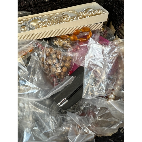 384 - Large Quantity of Vintage & Costume Jewellery