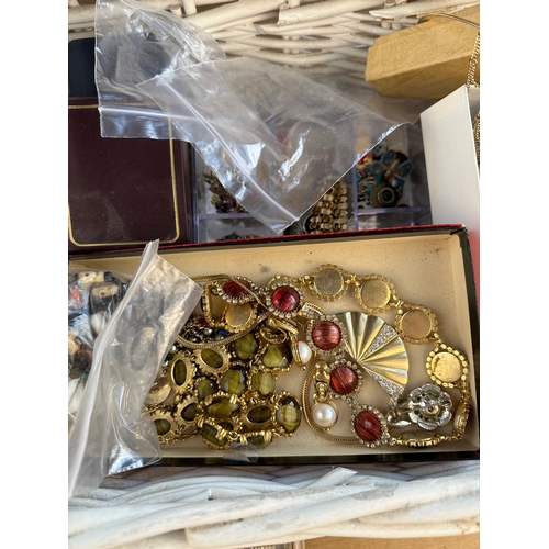 384 - Large Quantity of Vintage & Costume Jewellery