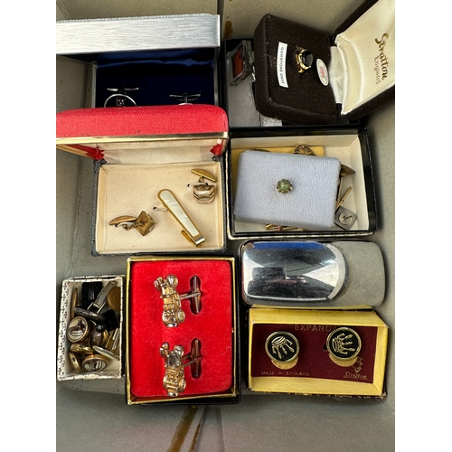 385 - Quantity of Vintage Cufflinks in boxes