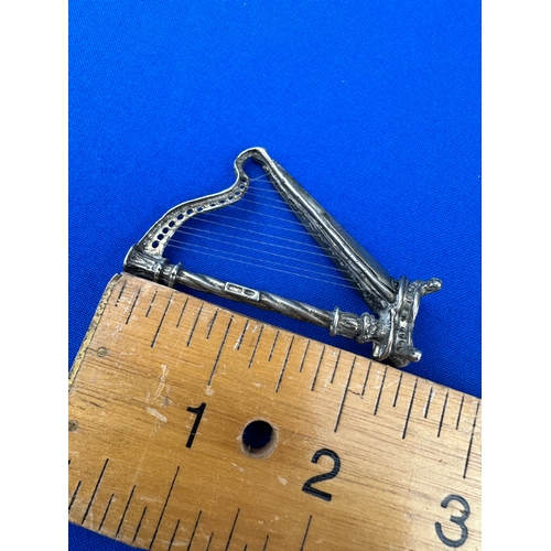 44 - 800 Silver miniature Harp