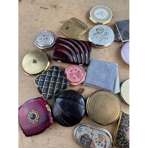 269 - Approximately 20 Vintage Ladies Compacts