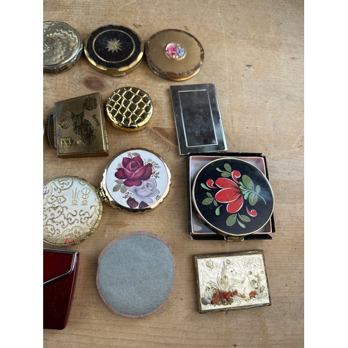 270 - Approximately 20 Vintage Ladies Compacts