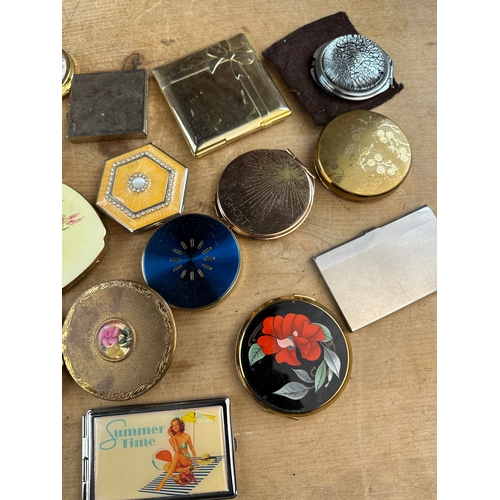 271 - Approximately 20 Vintage Ladies Compacts