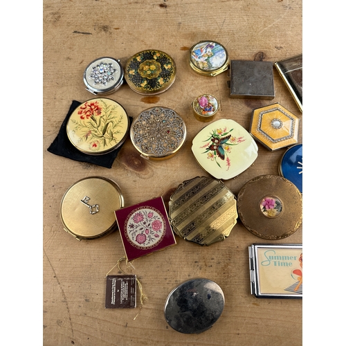 271 - Approximately 20 Vintage Ladies Compacts