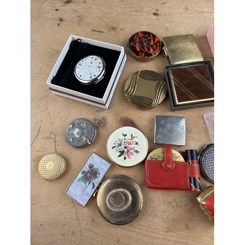 272 - Approximately 20 Vintage Ladies Compacts