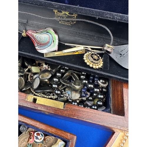 391 - Vintage Jewellery Items in Nice Box