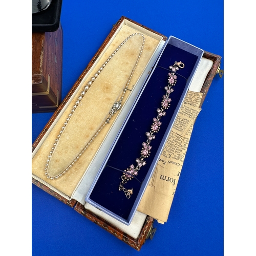 391 - Vintage Jewellery Items in Nice Box