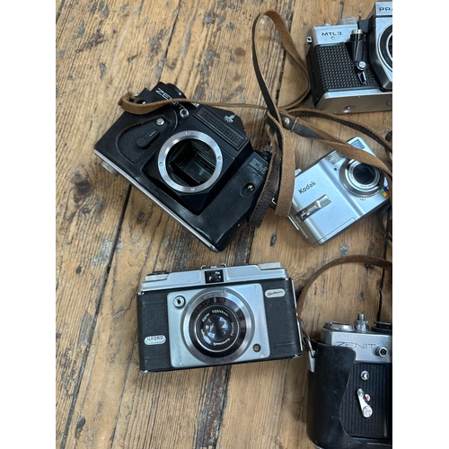 492 - Collection of Vintage Cameras