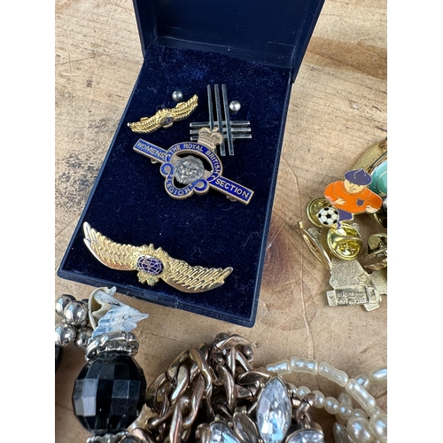 288 - Group of Vintage Jewellery & Pin Badges