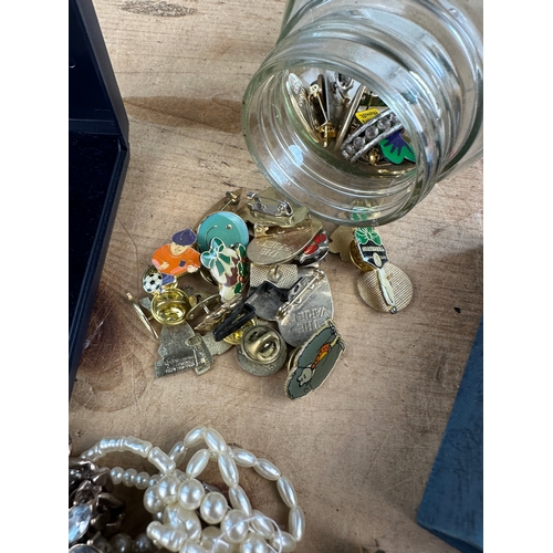 288 - Group of Vintage Jewellery & Pin Badges