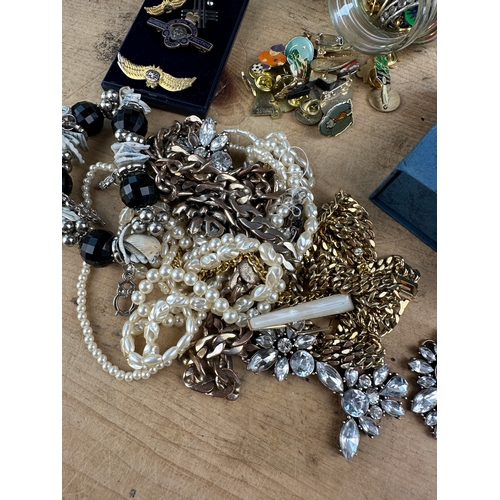 288 - Group of Vintage Jewellery & Pin Badges