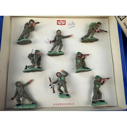 131 - Herald Unbreakable Models - Model Soldiers - Khaki Infantry Men