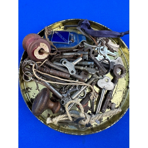 246 - Small Tray of Mixed Vintage Keys