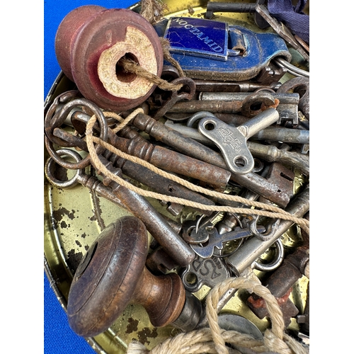 246 - Small Tray of Mixed Vintage Keys