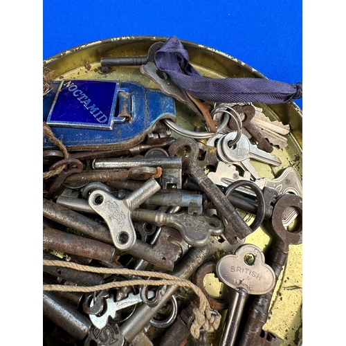 246 - Small Tray of Mixed Vintage Keys