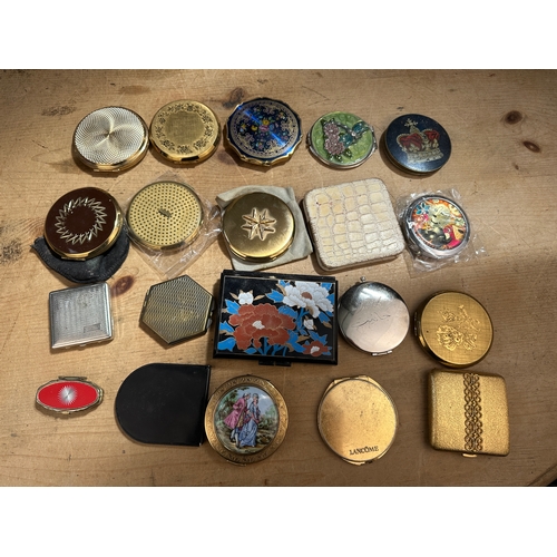 255 - Approximately 20 Vintage Compacts including Stratton