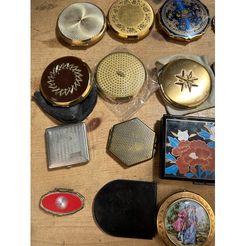 255 - Approximately 20 Vintage Compacts including Stratton